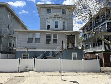 Exceptional opportunity to own a fully renovated legal triplex - photo 1