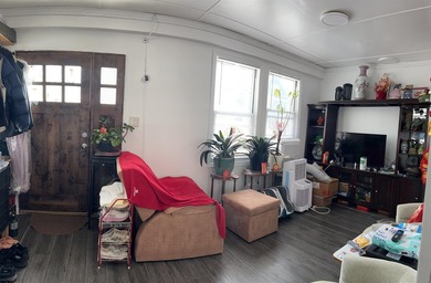 Exceptional opportunity to own a fully renovated legal triplex - photo 4