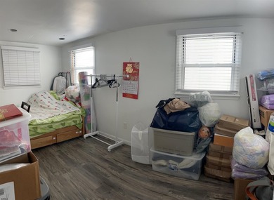 Exceptional opportunity to own a fully renovated legal triplex - photo 9