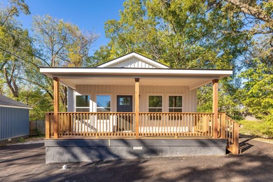 Lake Taneycomo Home For Sale in Hollister Missouri