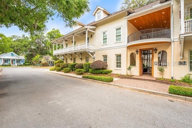 Welcome home to this luxurious lock-and-leave condominium in - photo 1
