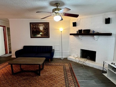 Charming 3BR/2B home with an open concept living area, cozy - photo 5
