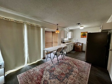 Charming 3BR/2B home with an open concept living area, cozy - photo 7