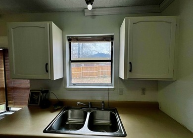 Charming 3BR/2B home with an open concept living area, cozy - photo 8