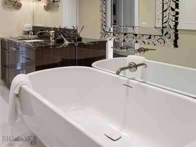 Welcome to this stunning, high-end furnished condo, ideally - photo 44
