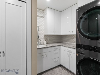 Welcome to this stunning, high-end furnished condo, ideally - photo 48