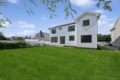 Brand-New Custom Colonial in the Heart of Merrick - Move-In - photo 7