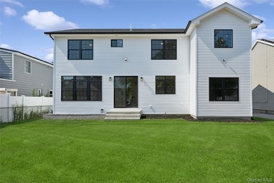 Brand-New Custom Colonial in the Heart of Merrick - Move-In - photo 8