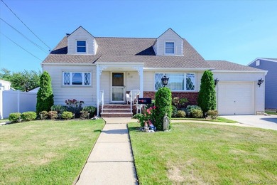 Classic Cape Cod charm meets exceptional versatility in this - photo 2