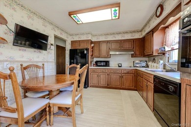 Classic Cape Cod charm meets exceptional versatility in this - photo 9