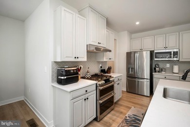Welcome home to this 4BR, 3.5BA Colonial in the soughtafter - photo 7