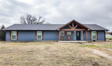 3 bed, 2 bath home near Arbuckle Lake! Open-concept living and - photo 2