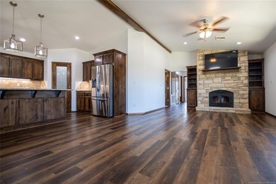 3 bed, 2 bath home near Arbuckle Lake! Open-concept living and - photo 3