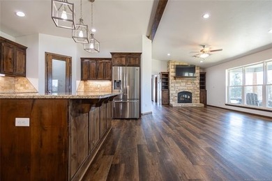 3 bed, 2 bath home near Arbuckle Lake! Open-concept living and - photo 4