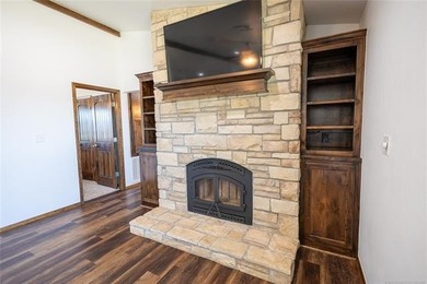 3 bed, 2 bath home near Arbuckle Lake! Open-concept living and - photo 5