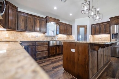 3 bed, 2 bath home near Arbuckle Lake! Open-concept living and - photo 8
