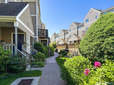 Exceptional end-unit one-bedroom condo offering privacy - photo 12