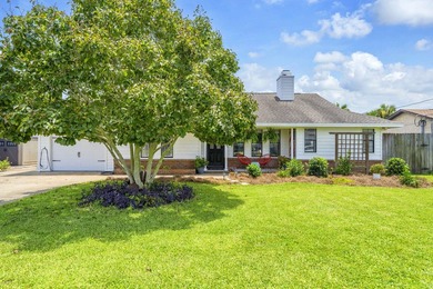Perfectly positioned in the heart of Destin, this charming - photo 3