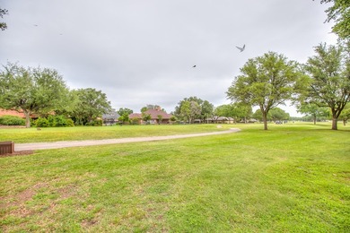 Beautiful 4-bedroom, 2.5-bath, two-story family home located on - photo 40