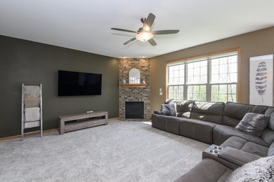 Move in ready 4BR, 3.5BA Contemporary Colonial on beautiful lot - photo 11