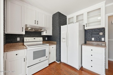 Lakeside Home In Desirable Lake Park. This 3 Bedroom, 2 Bath - photo 16