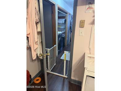 Charming 2-bedroom, 1-bath cottage just a few blocks from - photo 21