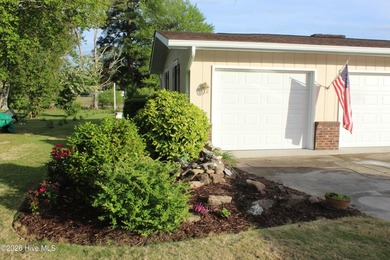 Lakeside Home In Desirable Lake Park. This 3 Bedroom, 2 Bath - photo 48