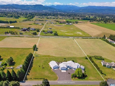 Welcome to 141 Kiwi Lane, a beautifully crafted home offering - photo 31