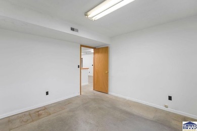 Versatile Commercial Building in Prime Location Discover an - photo 6