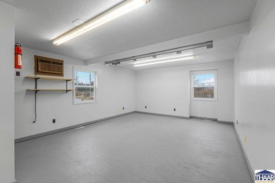 Versatile Commercial Building in Prime Location Discover an - photo 7