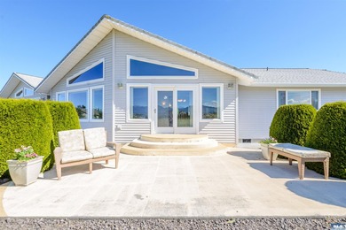 Welcome to 141 Kiwi Lane, a beautifully crafted home offering - photo 38