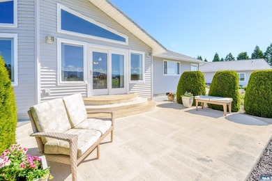 Welcome to 141 Kiwi Lane, a beautifully crafted home offering - photo 39