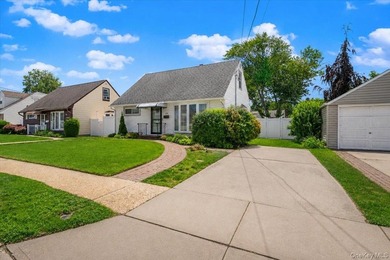 Welcome to 104 Franklin Place - a beautifully updated Cape - photo 2