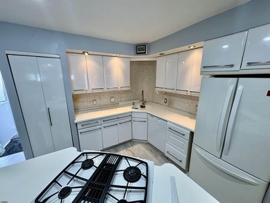 Adorable townhouse boasting an open and inviting floor plan. The - photo 4