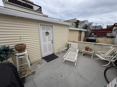 Adorable townhouse boasting an open and inviting floor plan. The - photo 6