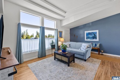 Welcome to this beautifully maintained 3-bedroom, 2-bath - photo 12