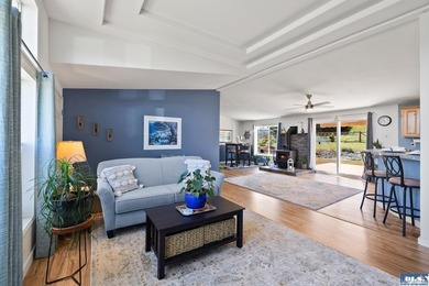 Welcome to this beautifully maintained 3-bedroom, 2-bath - photo 13