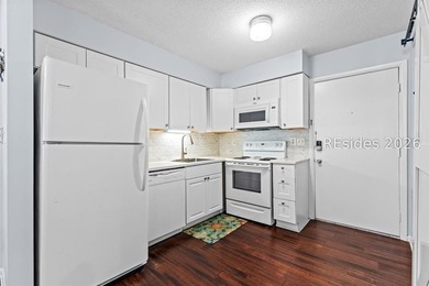 Turnkey, fully furnished second-floor 2-bedroom, 2-bath villa in - photo 4
