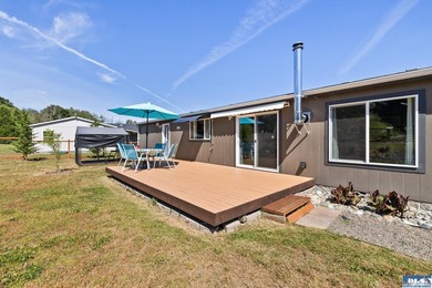 Welcome to this beautifully maintained 3-bedroom, 2-bath - photo 38