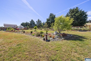 Welcome to this beautifully maintained 3-bedroom, 2-bath - photo 40