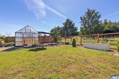 Welcome to this beautifully maintained 3-bedroom, 2-bath - photo 43