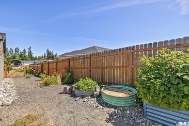 Welcome to this beautifully maintained 3-bedroom, 2-bath - photo 49