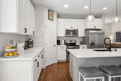 Welcome home to this beautifully maintained one-owner residence - photo 6