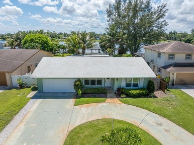 Welcome to this charming 3-bedroom, 2.5-bathroom waterfront - photo 13