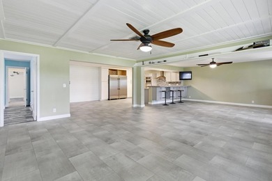 Welcome to this charming 3-bedroom, 2.5-bathroom waterfront - photo 17