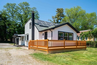 Welcome to 7 Front St, a beautifully renovated 4-bedroom - photo 2
