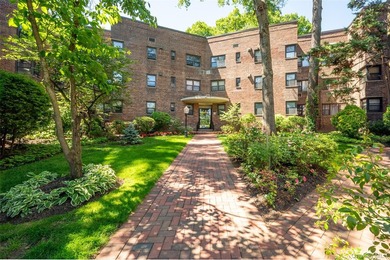 Welcome to this spacious and sun filled large JR 4 Apartment - photo 1