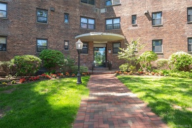 Welcome to this spacious and sun filled large JR 4 Apartment - photo 2