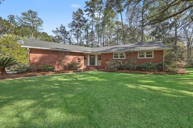 Tucked away on a quiet cul-de-sac, this beautifully renovated - photo 1