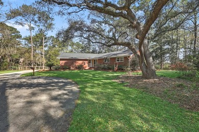 Tucked away on a quiet cul-de-sac, this beautifully renovated - photo 4